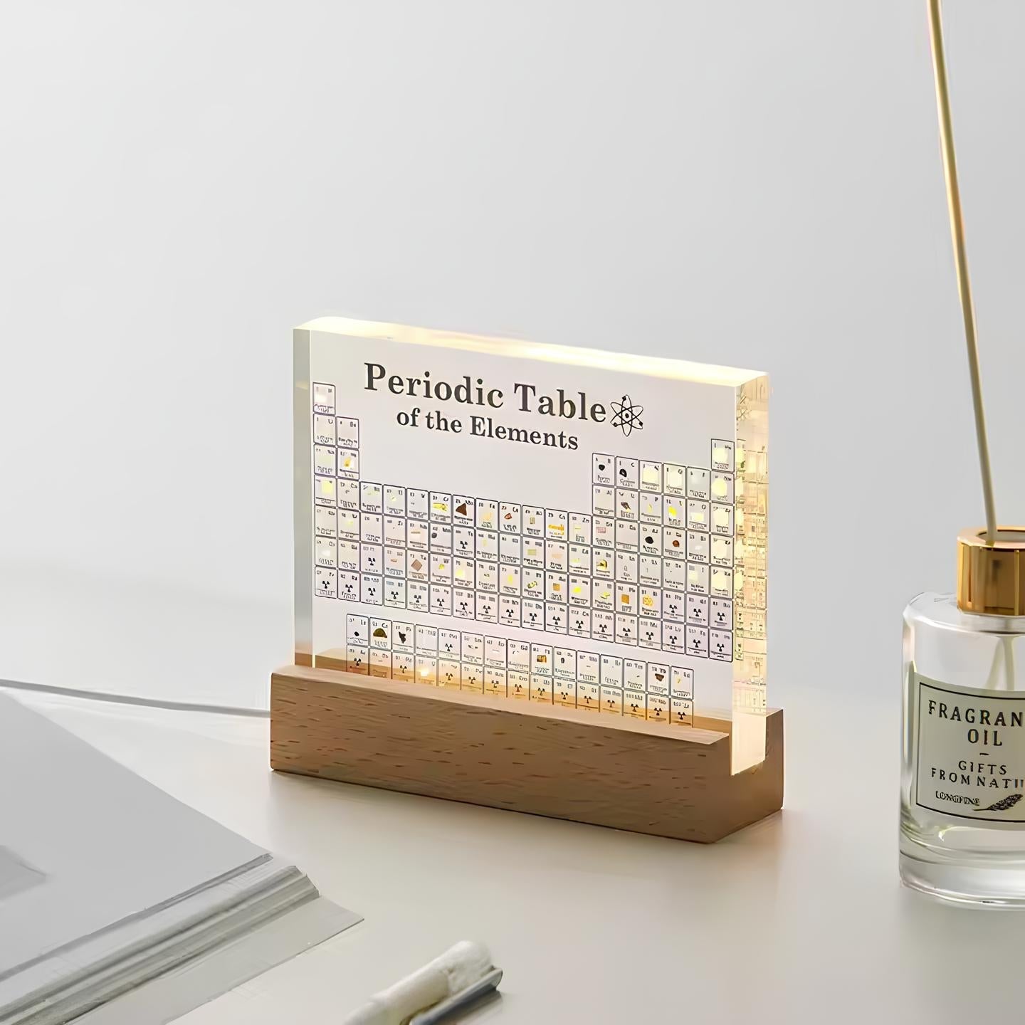 Elementa Verlichte Periodieke Tabel – Acryl display met houten voet & 83 echte elementen