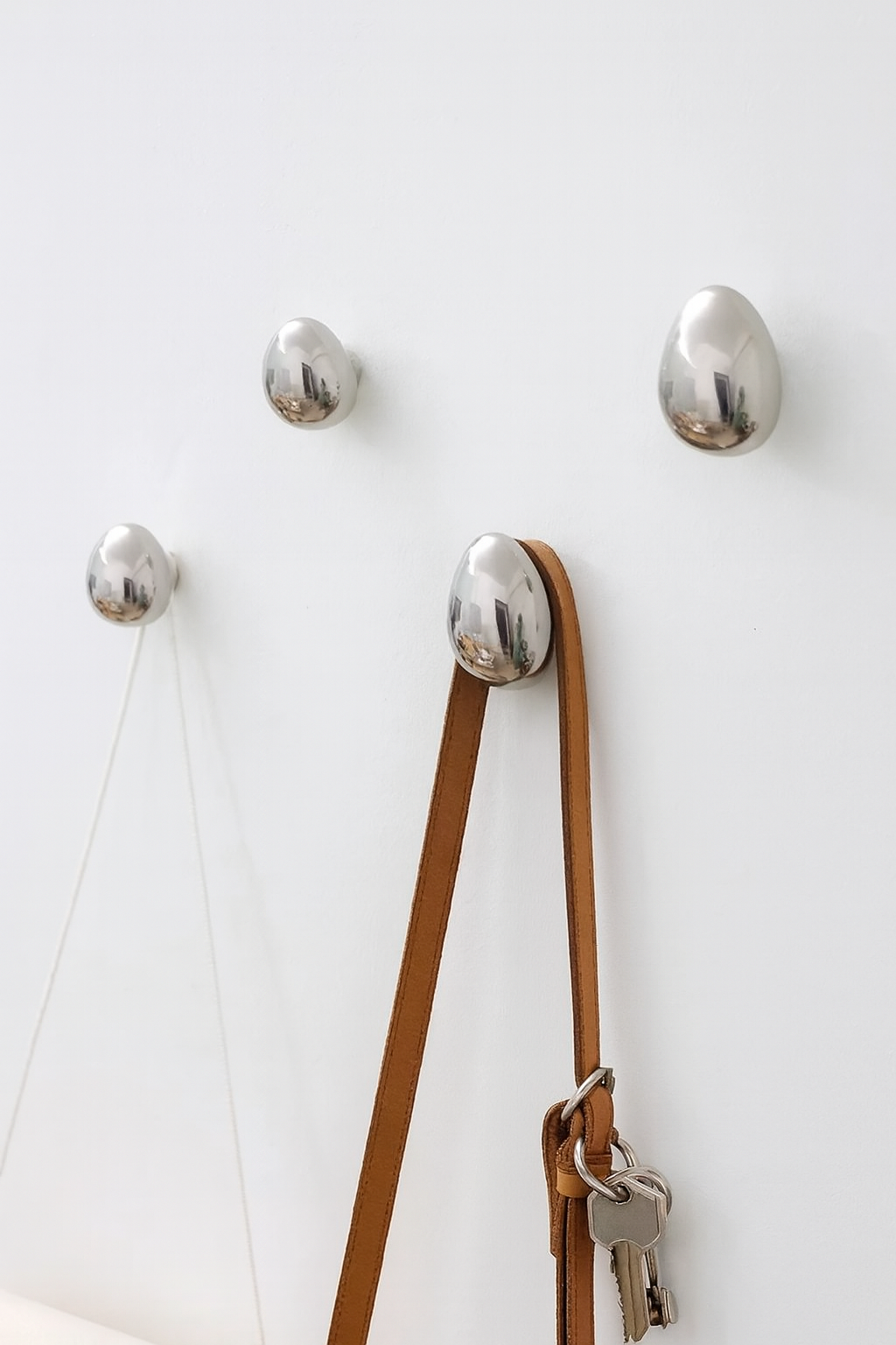 Ganxos de paret Auriën – Disseny de gota de pluja cromat, joc de 2 amb tira adhesiva o cargol