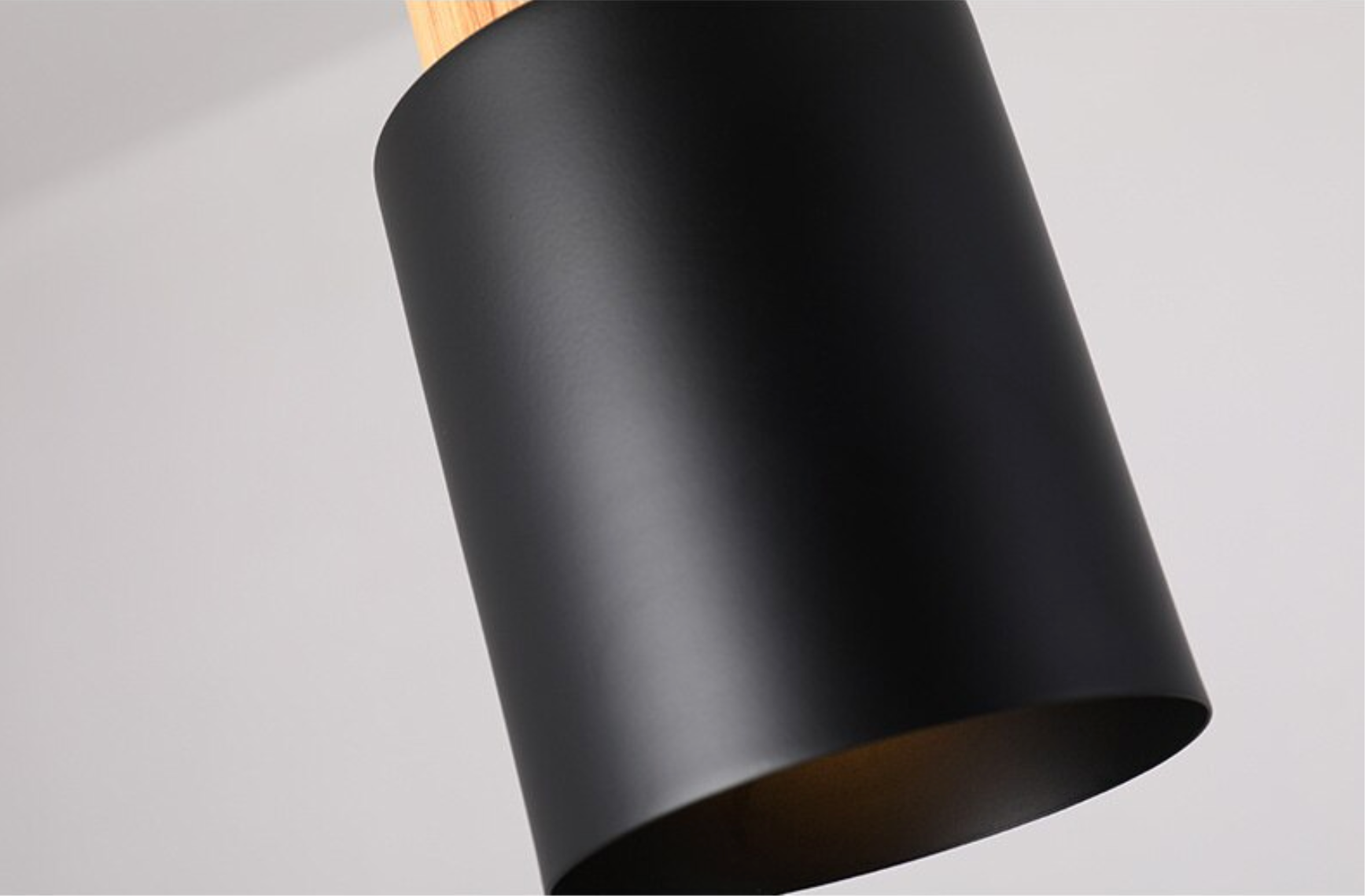 Llum penjant cilíndrica Ingrid – Accent metàl·lic i de fusta, cable ajustable