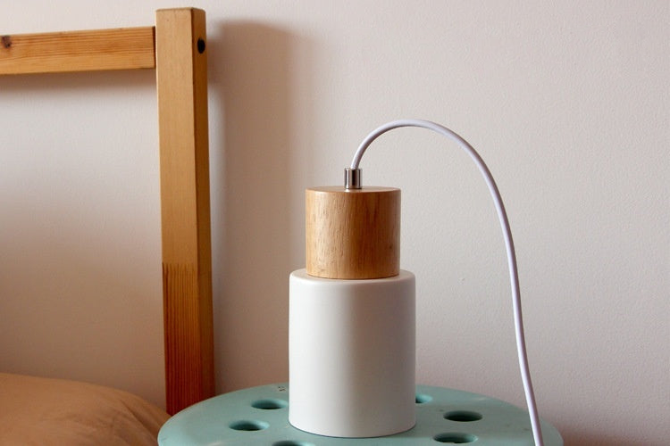 Llum penjant cilíndrica Ingrid – Accent metàl·lic i de fusta, cable ajustable