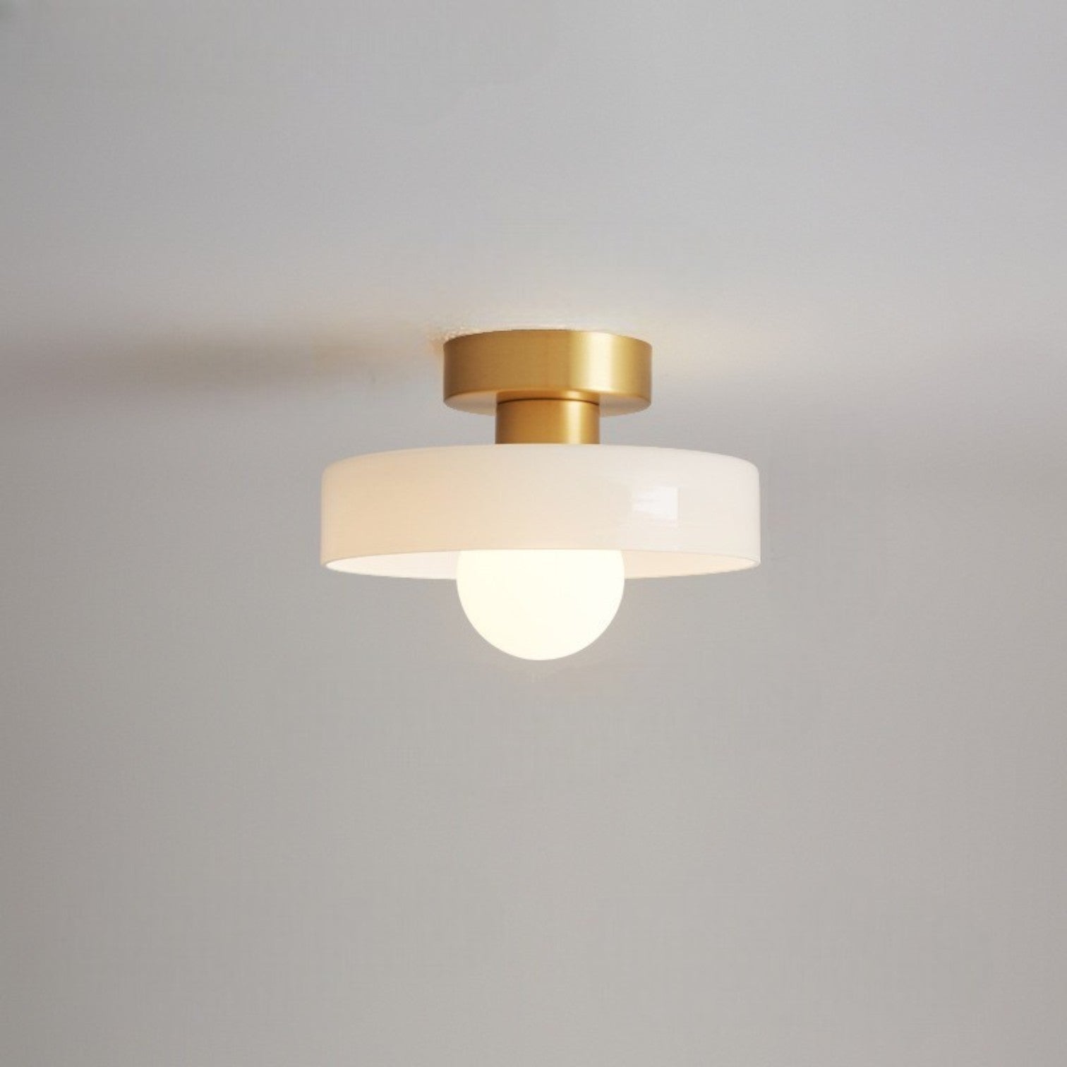 Maisoné Plafondlamp – Bauhaus Design met Glazen Kap & Luxe Messing Afwerking