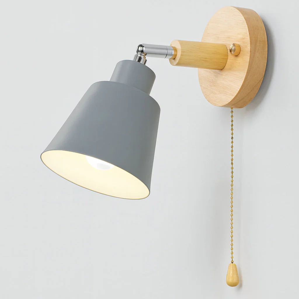 Nordlum Collin Lámpara de parede – Pantalla metálica con acento de madeira e 180° axustable