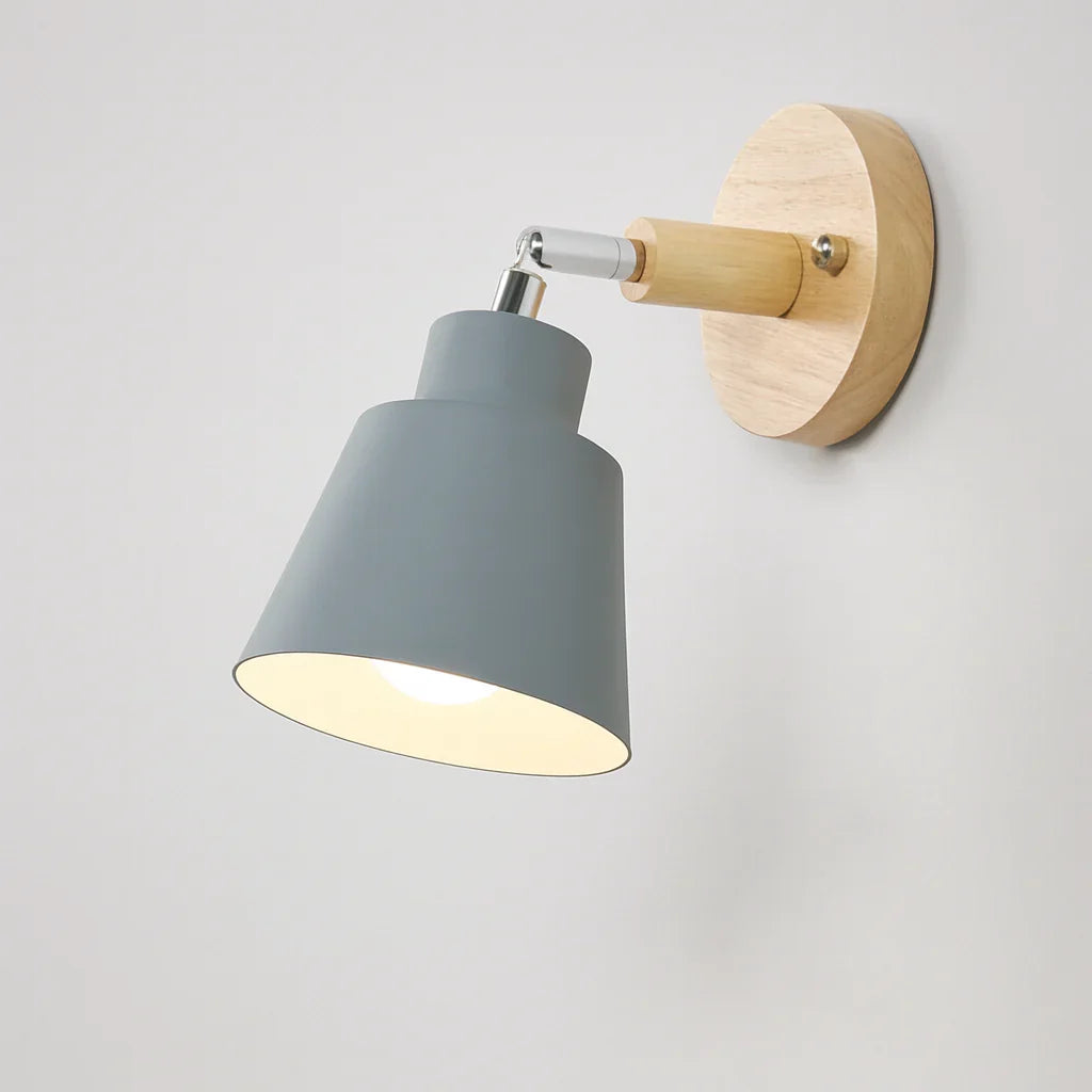 Nordlum Collin Lámpara de parede – Pantalla metálica con acento de madeira e 180° axustable