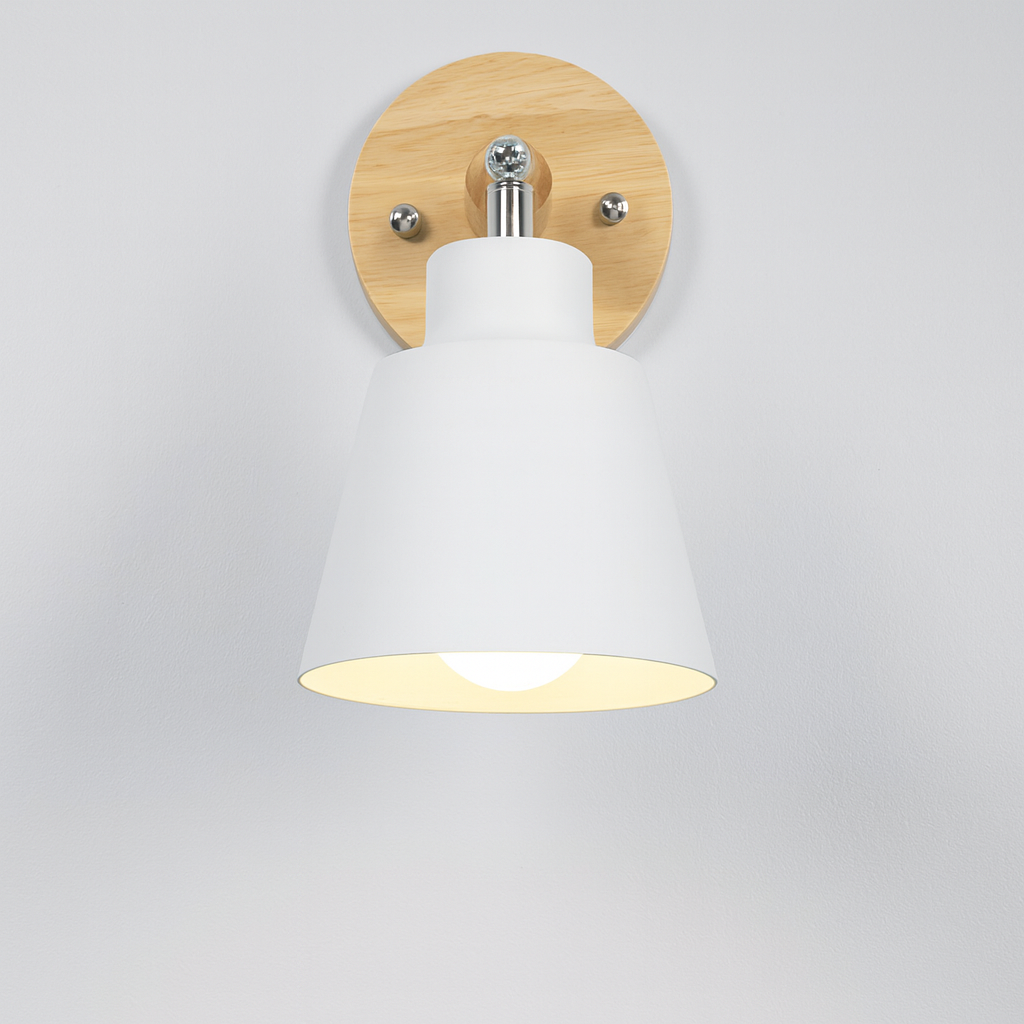 Nordlum Collin Lámpara de parede – Pantalla metálica con acento de madeira e 180° axustable