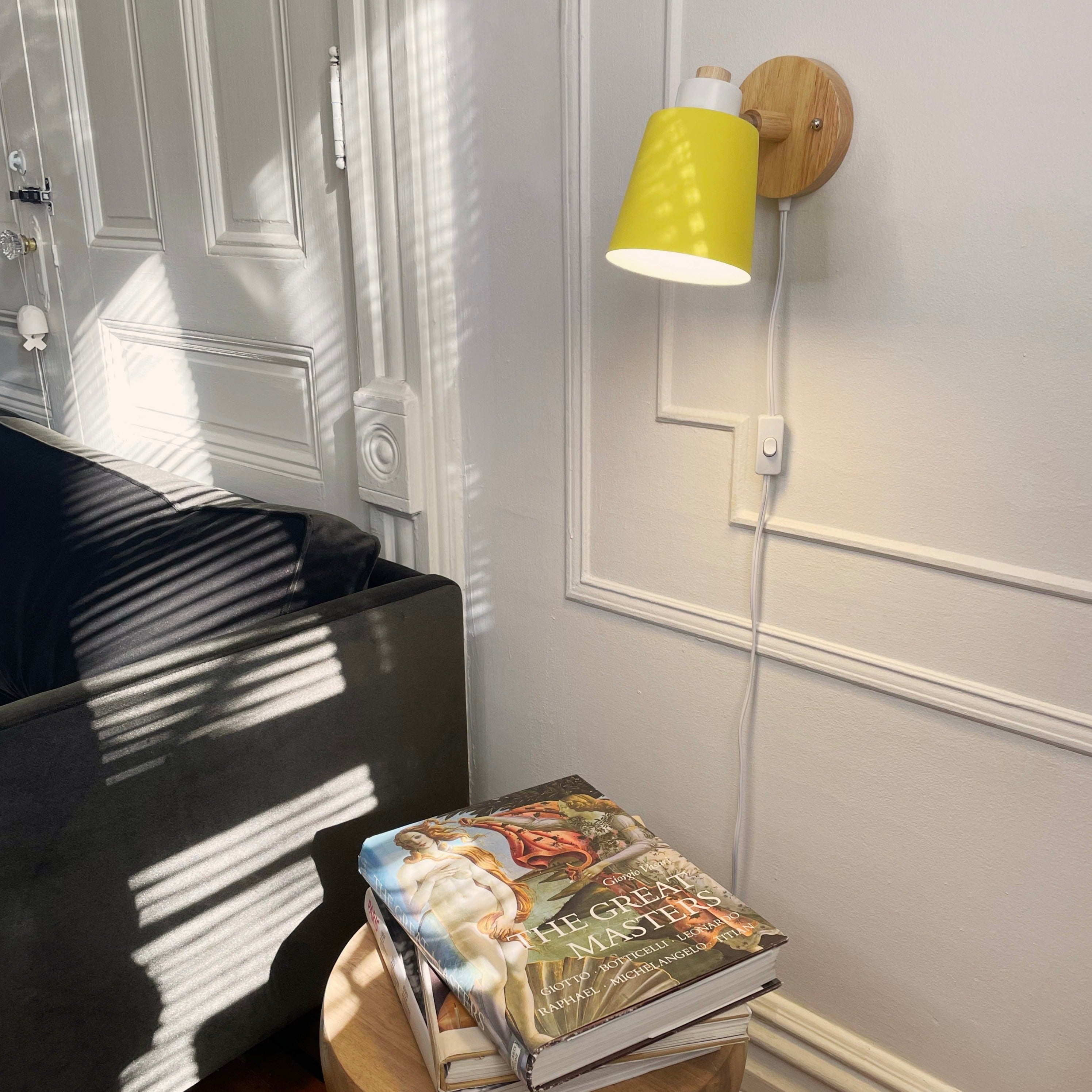 Lámpara de lectura Nordura con enchufe – Pantalla regulable e placa de parede de madeira