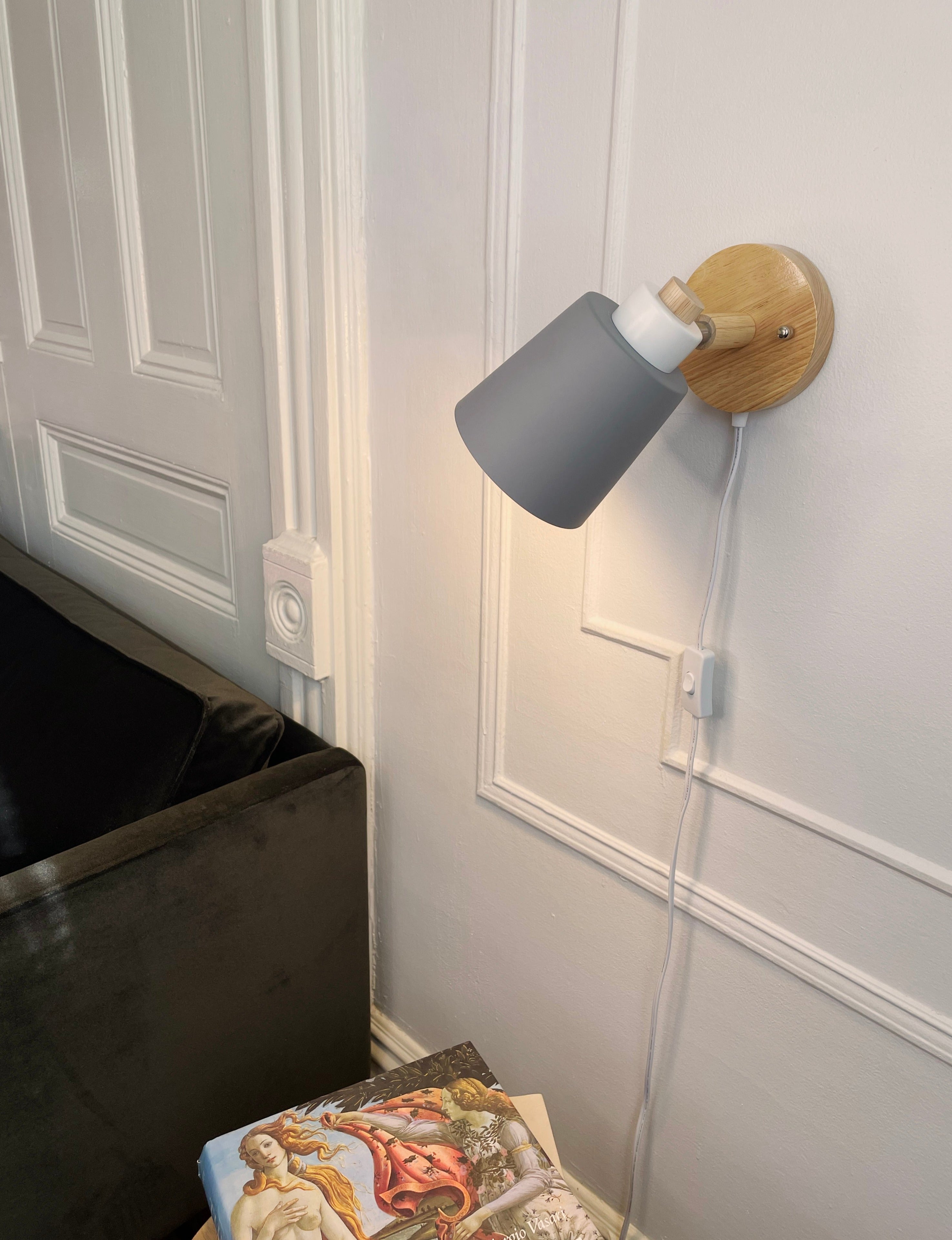 Lámpara de lectura Nordura con enchufe – Pantalla regulable e placa de parede de madeira