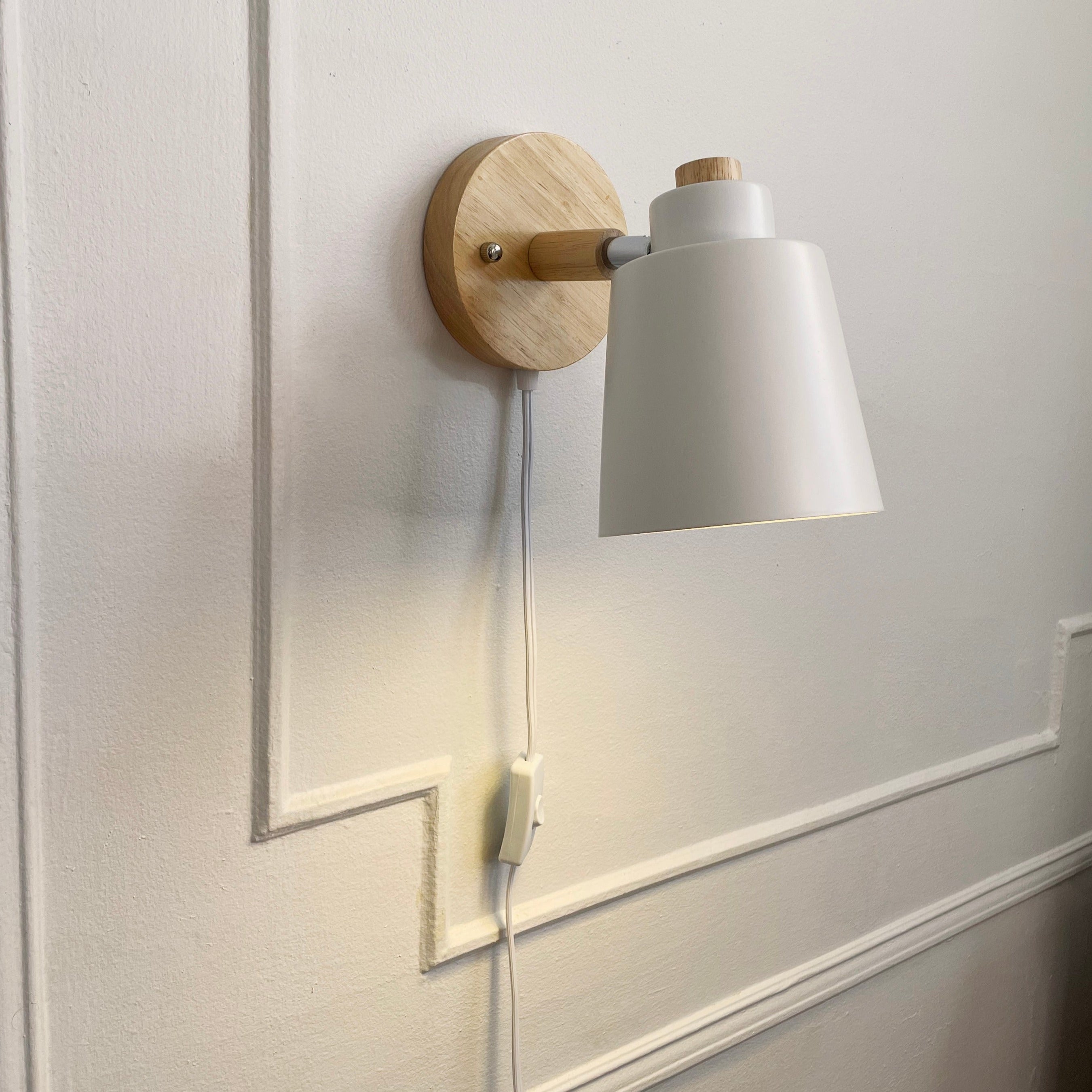 Lámpara de lectura Nordura con enchufe – Pantalla regulable e placa de parede de madeira