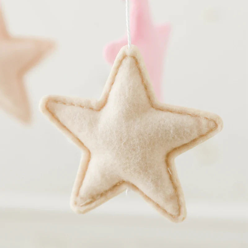 CuddleWood – Houten Baby Mobiel met Viltberen – Wiegdecoratie