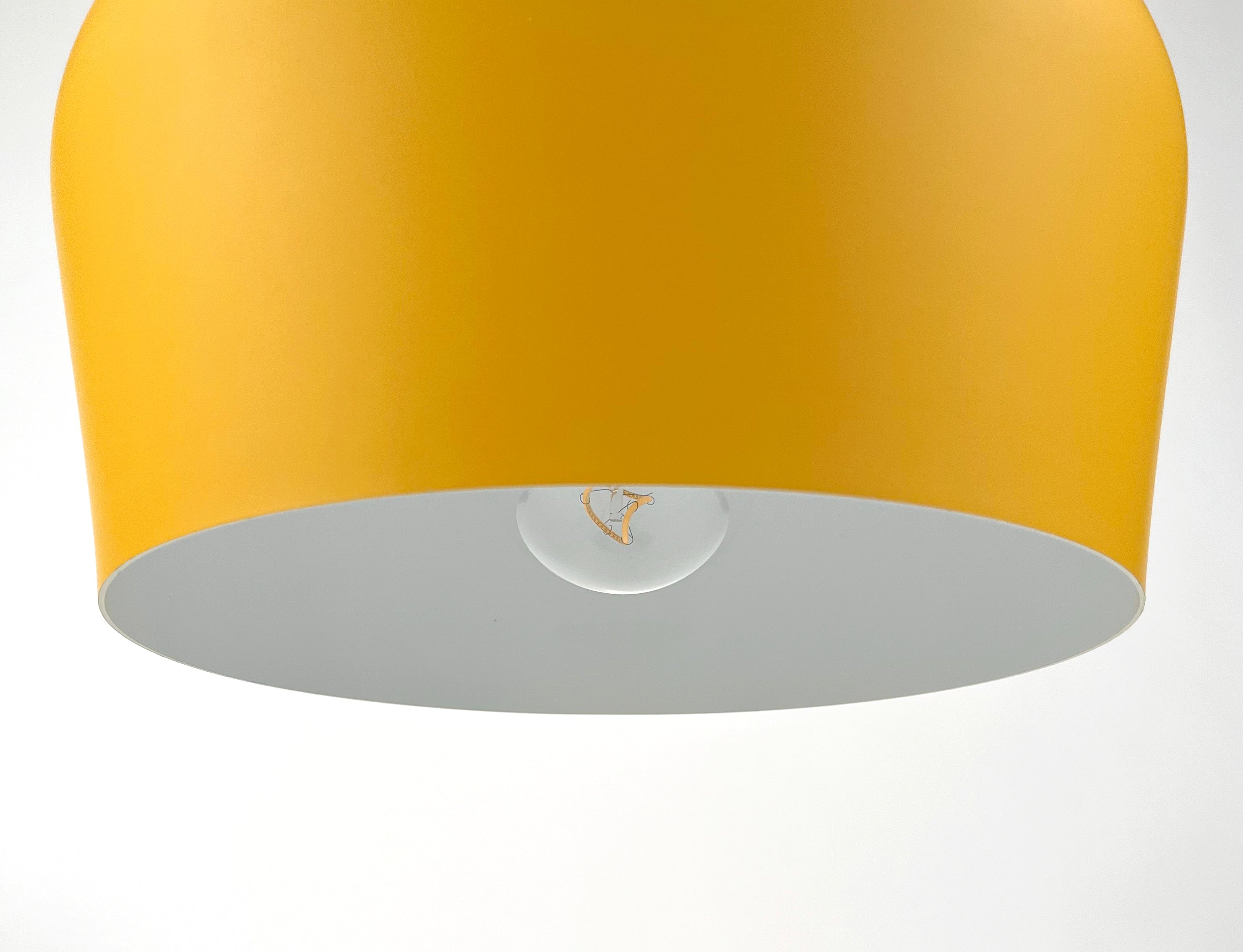 Làmpada penjant pastel Coloria – alumini i fusta amb cable ajustable en disseny retro