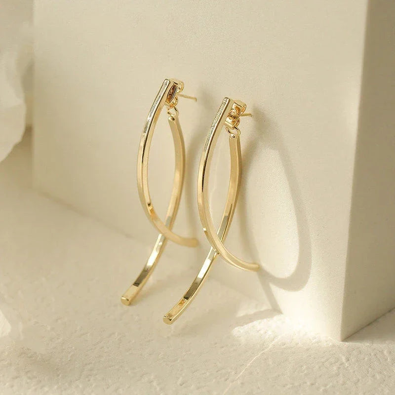 Elentara Lange Druppel Oorbellen – Goud of Zilver met Uniek Kruisboogdesign, Lichtgewicht & Elegant Cadeau voor Vrouwen