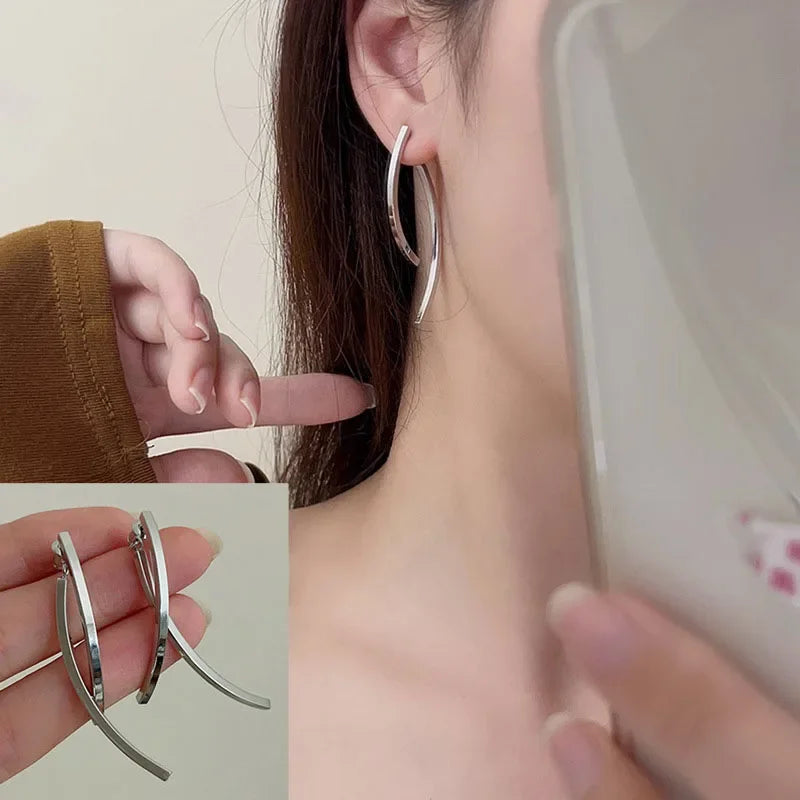 Elentara Lange Druppel Oorbellen – Goud of Zilver met Uniek Kruisboogdesign, Lichtgewicht & Elegant Cadeau voor Vrouwen