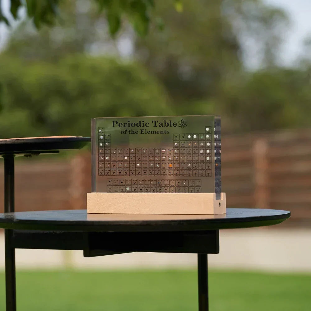 Elementa Verlichte Periodieke Tabel – Acryl display met houten voet &amp; 83 echte elementen