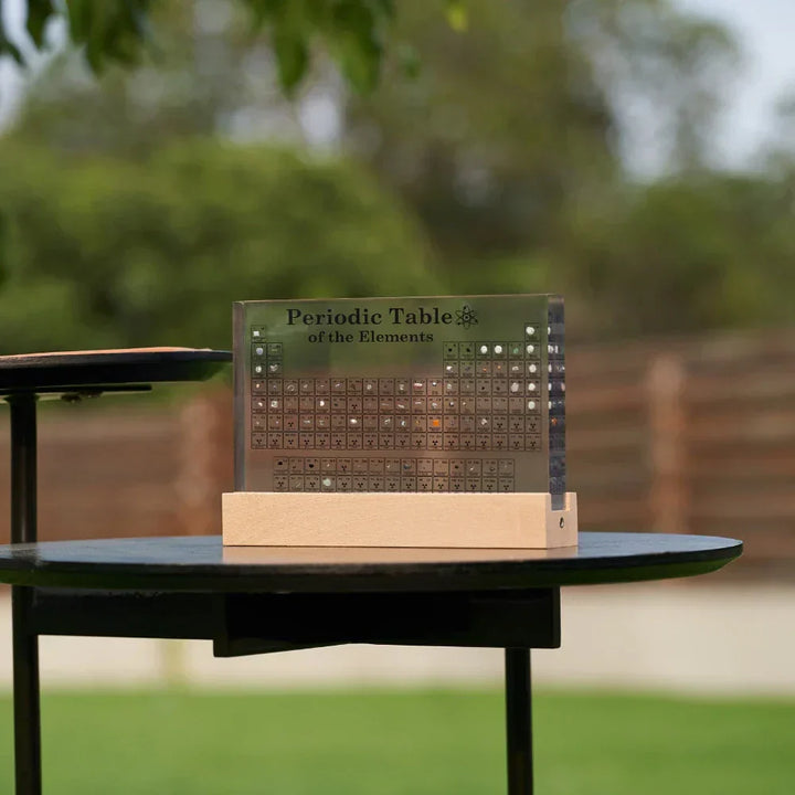 Elementa Verlichte Periodieke Tabel – Acryl display met houten voet &amp; 83 echte elementen
