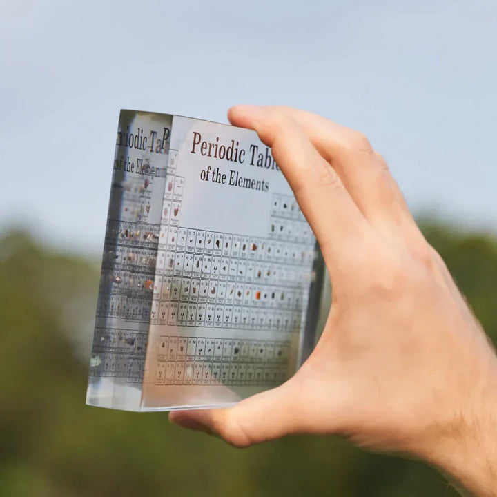 Elementa Verlichte Periodieke Tabel – Acryl display met houten voet &amp; 83 echte elementen