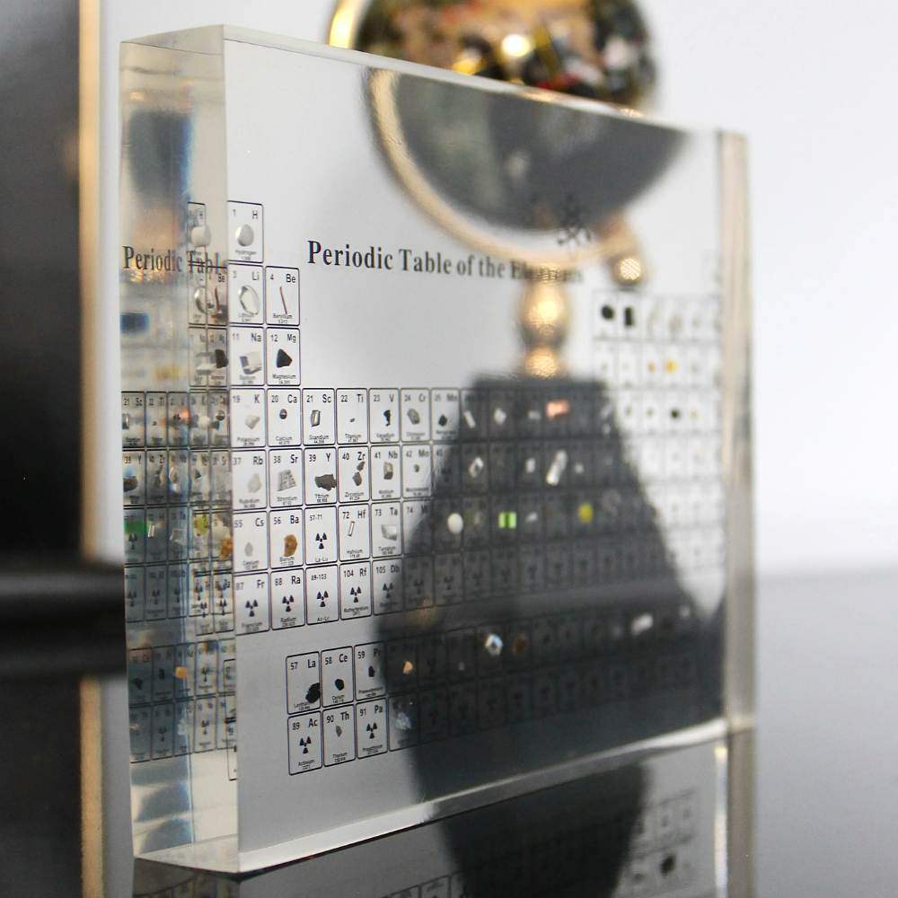 Elementa Verlichte Periodieke Tabel – Acryl display met houten voet &amp; 83 echte elementen