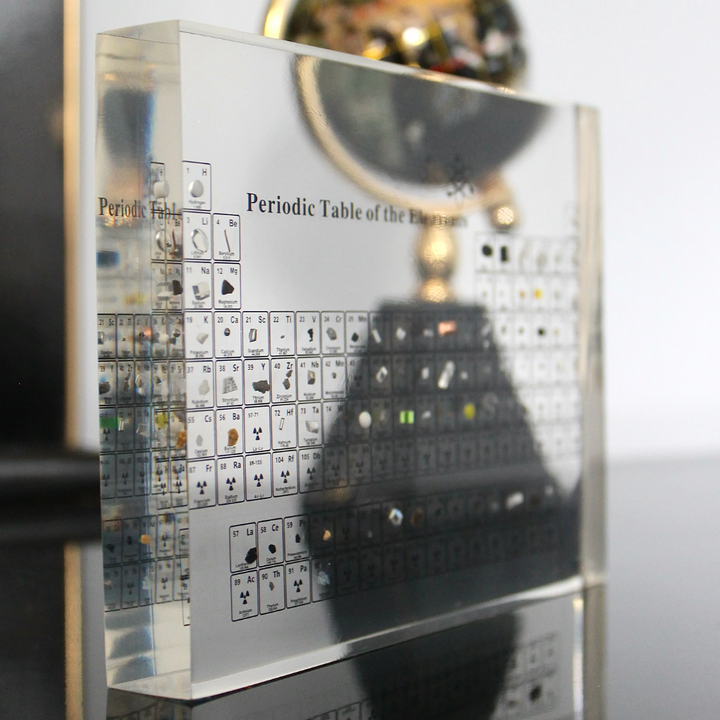 Elementa Verlichte Periodieke Tabel – Acryl display met houten voet &amp; 83 echte elementen