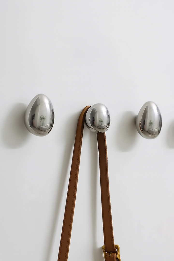 Auriën Ganchos de Pared – Diseño de Gota de Lluvia Cromado, Juego de 2 con Tira Adhesiva o Tornillo