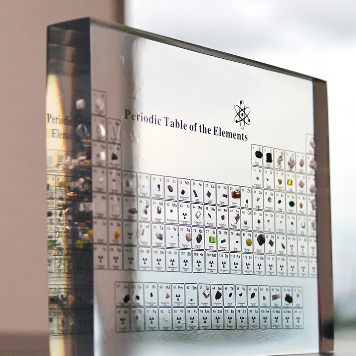 Elementa Verlichte Periodieke Tabel – Acryl display met houten voet &amp; 83 echte elementen