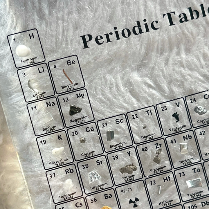 Elementa Verlichte Periodieke Tabel – Acryl display met houten voet &amp; 83 echte elementen