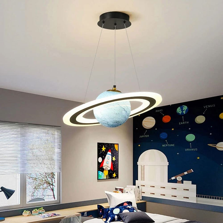 Lámpara colgante CosmoGlow – Lámpara infantil con diseño de planeta y luz LED de bajo consumo energético