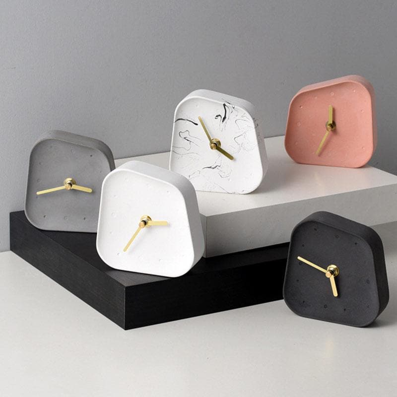 Chronavo Bureauklok in Cement – Stil Uurwerk met Retro Vorm en Gouden Wijzers