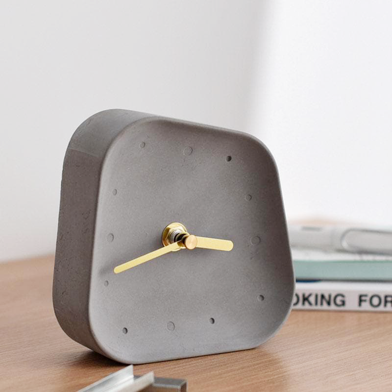 Chronavo Bureauklok in Cement – Stil Uurwerk met Retro Vorm en Gouden Wijzers