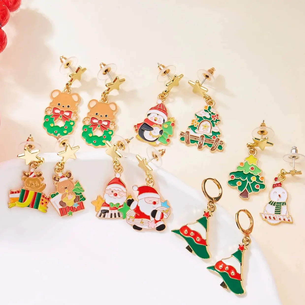 Pendentes Frosty Charm de Nadal – Deseño asimétrico con boneco de neve e lazo vermello, accesorio lixeiro para festas