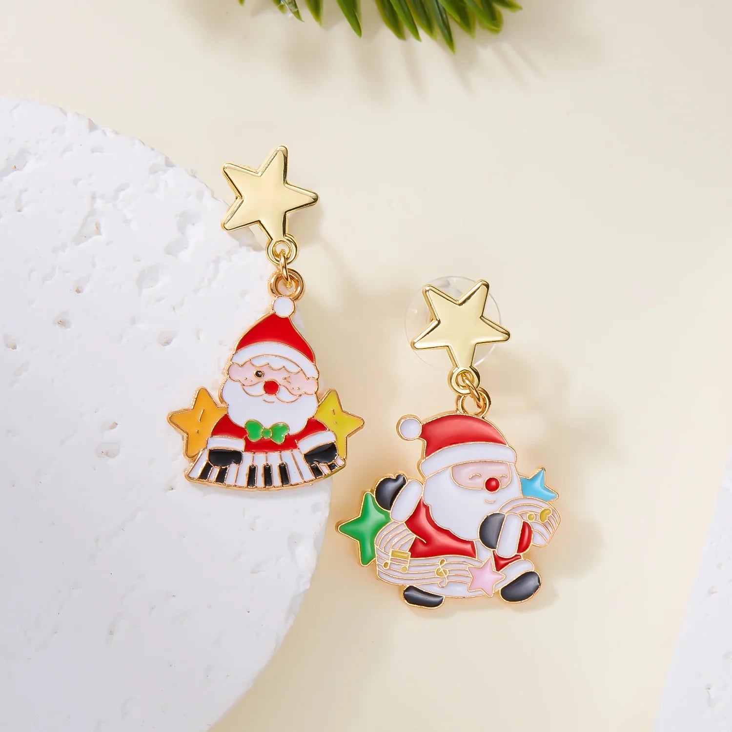 Pendentes Frosty Charm de Nadal – Deseño asimétrico con boneco de neve e lazo vermello, accesorio lixeiro para festas