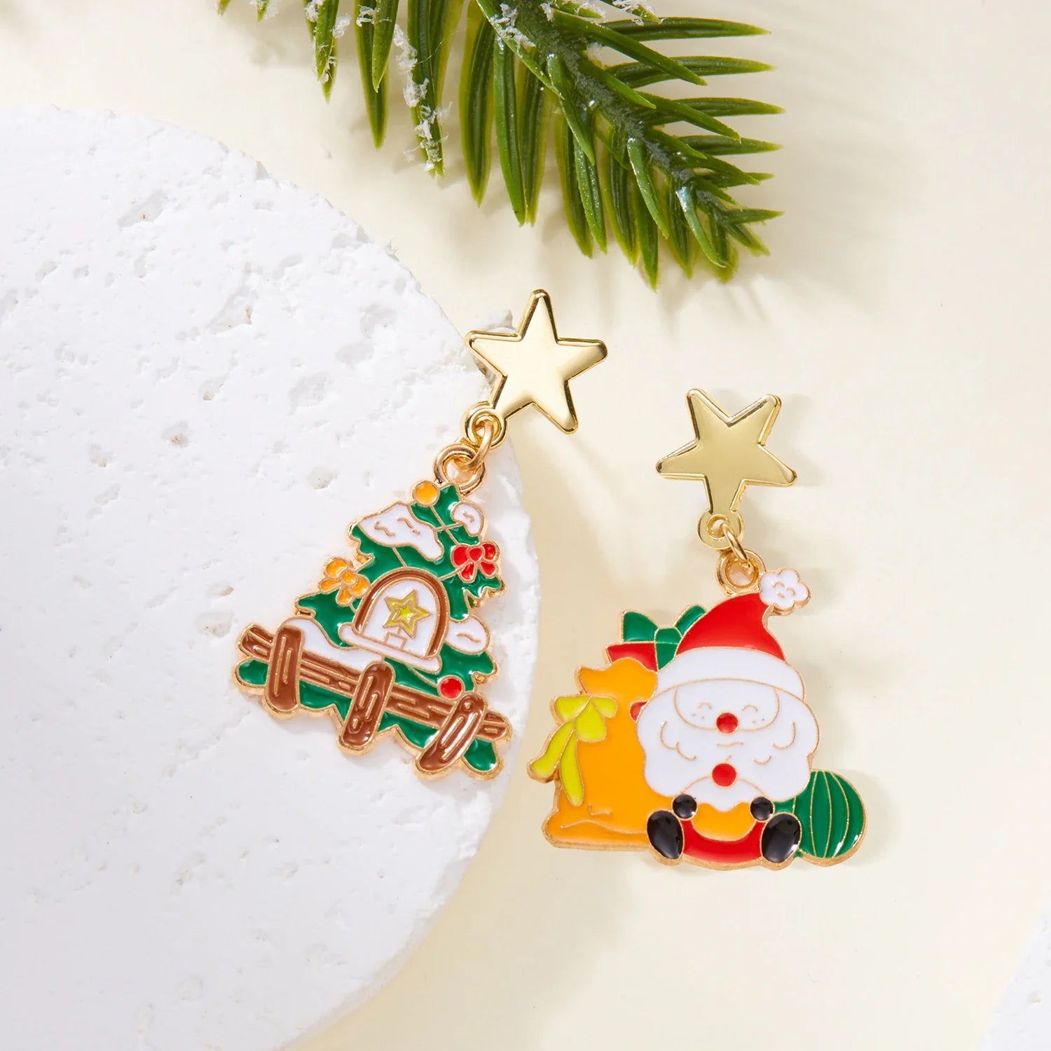 Pendentes Frosty Charm de Nadal – Deseño asimétrico con boneco de neve e lazo vermello, accesorio lixeiro para festas