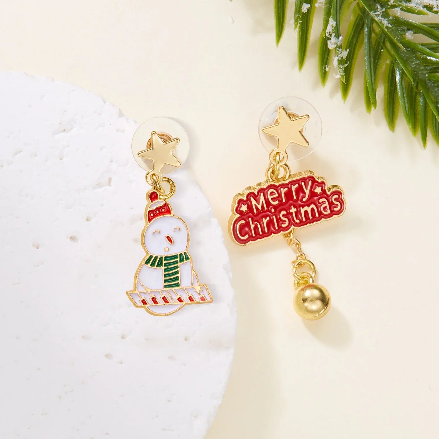 Pendentes Frosty Charm de Nadal – Deseño asimétrico con boneco de neve e lazo vermello, accesorio lixeiro para festas