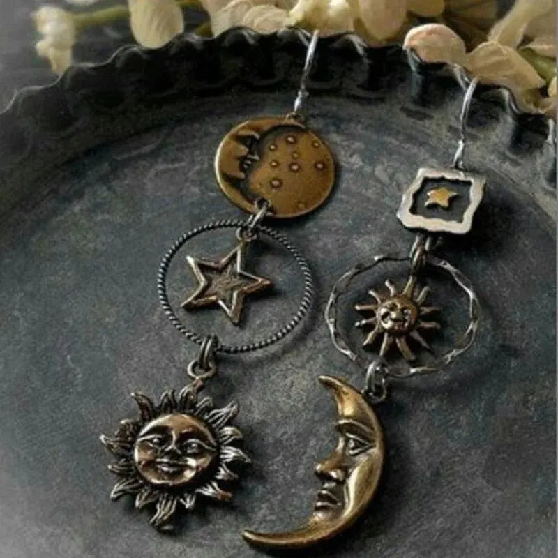 Asymmetrische dames oorbellen met Griekse mythologie zon en maan design in zilver 0