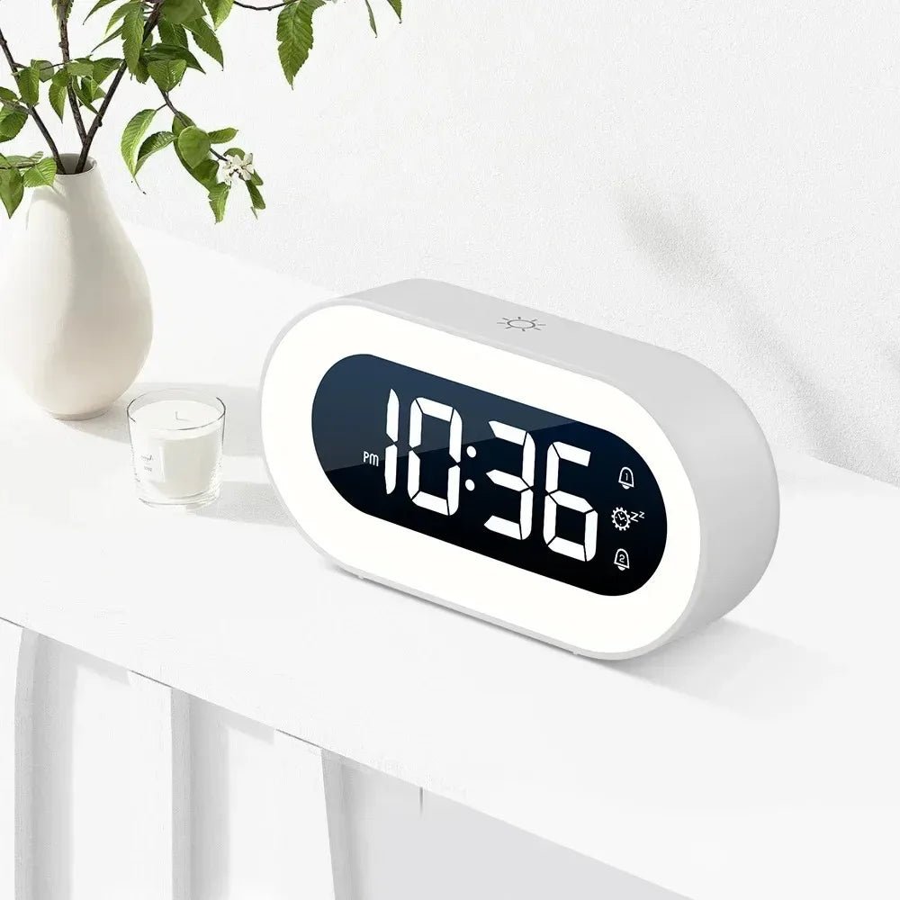 BRILTIME – Digitale wekker met dimfunctie, instelbare helderheid en nachtlampje. 2