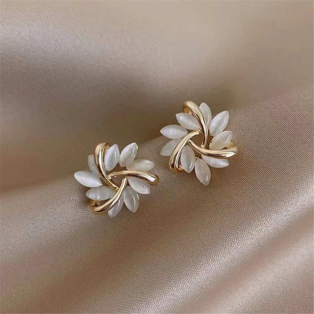 Florevia Zirconia Oorbellen – Bloemvormige Studs met Geometrisch Design, Lichtgewicht & Elegant Cadeau voor Vrouwen