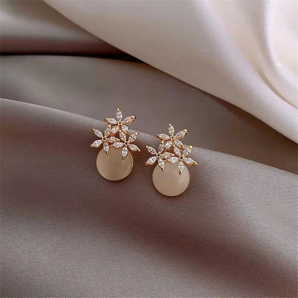 Florevia Zirconia Oorbellen – Bloemvormige Studs met Geometrisch Design, Lichtgewicht & Elegant Cadeau voor Vrouwen