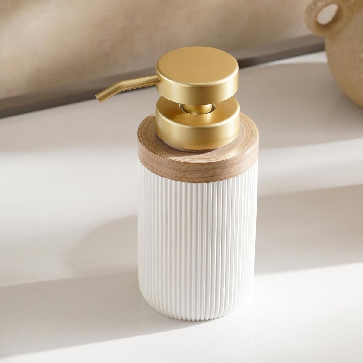 CERAVIA – Witte badkamerset met zeepbakje, dispenser en beker voor een elegante badkamerinrichting 3