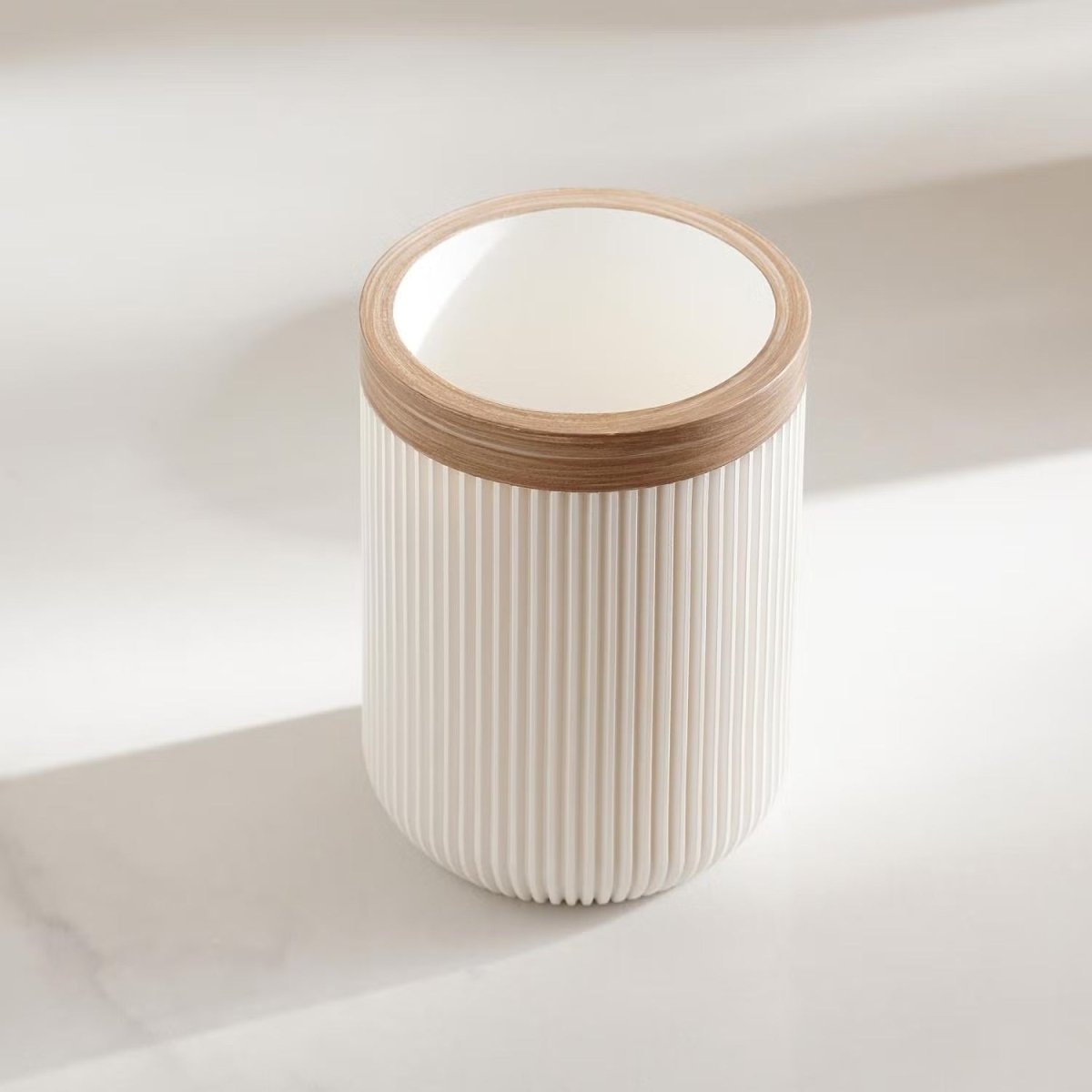 CERAVIA – Witte badkamerset met zeepbakje, dispenser en beker voor een elegante badkamerinrichting 5