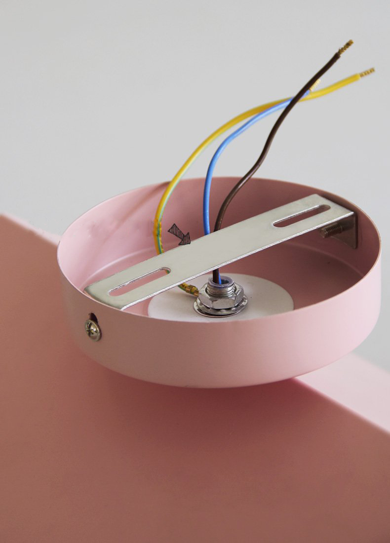 Lámpara de pared Lurevia con placa geométrica y bola de vidrio esmerilado – diseño pastel moderno