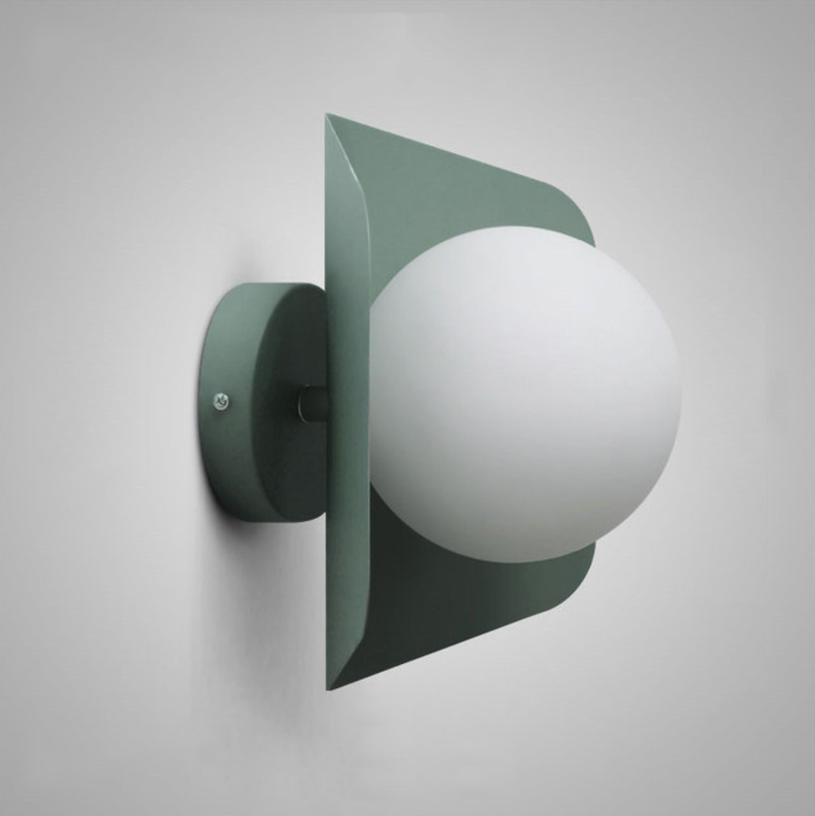 Lámpara de pared Lurevia con placa geométrica y bola de vidrio esmerilado – diseño pastel moderno