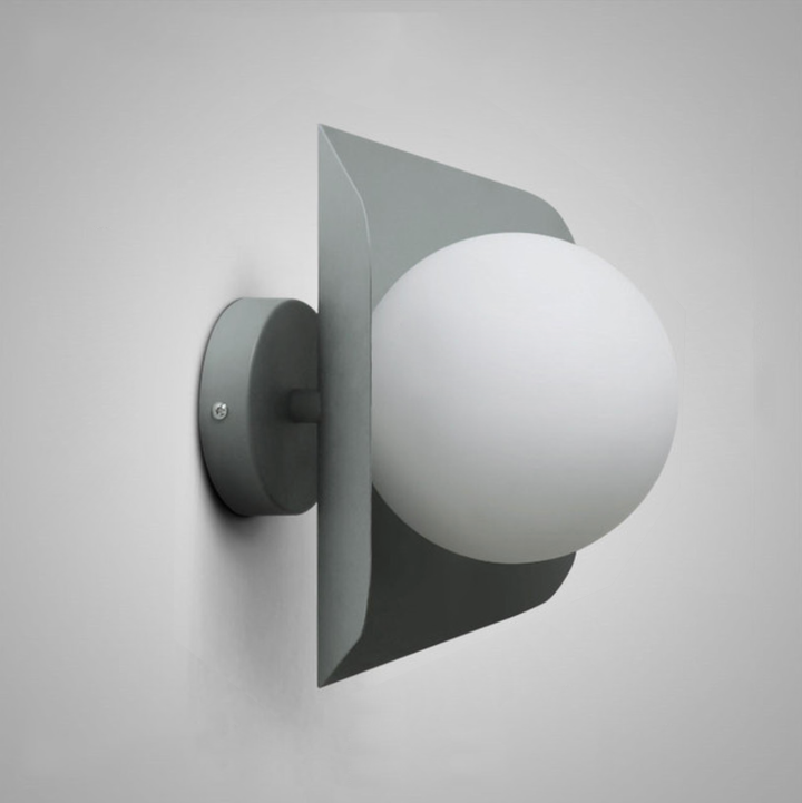 Lámpara de pared Lurevia con placa geométrica y bola de vidrio esmerilado – diseño pastel moderno