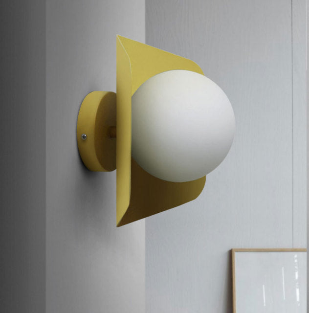 Lámpara de pared Lurevia con placa geométrica y bola de vidrio esmerilado – diseño pastel moderno