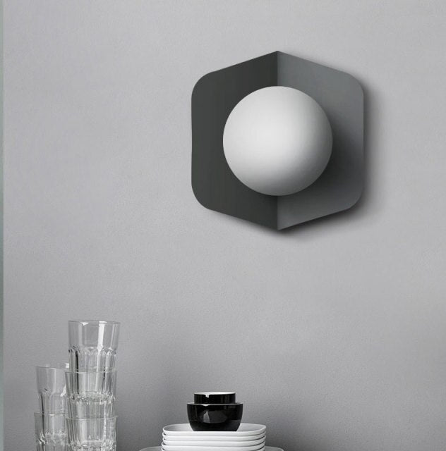 Lámpara de pared Lurevia con placa geométrica y bola de vidrio esmerilado – diseño pastel moderno