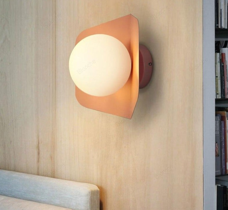 Lámpara de pared Lurevia con placa geométrica y bola de vidrio esmerilado – diseño pastel moderno