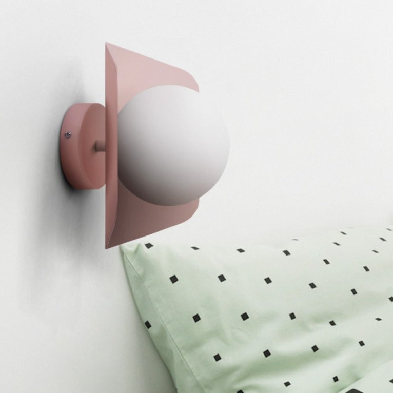 Lámpara de pared Lurevia con placa geométrica y bola de vidrio esmerilado – diseño pastel moderno