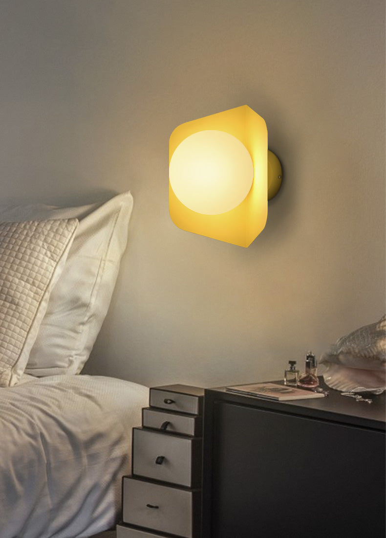 Lámpara de pared Lurevia con placa geométrica y bola de vidrio esmerilado – diseño pastel moderno