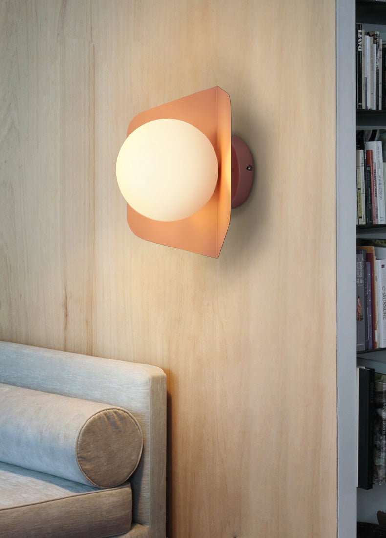 Lámpara de pared Lurevia con placa geométrica y bola de vidrio esmerilado – diseño pastel moderno