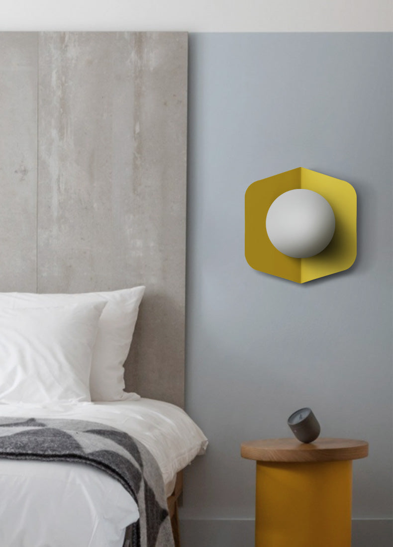 Lámpara de pared Lurevia con placa geométrica y bola de vidrio esmerilado – diseño pastel moderno
