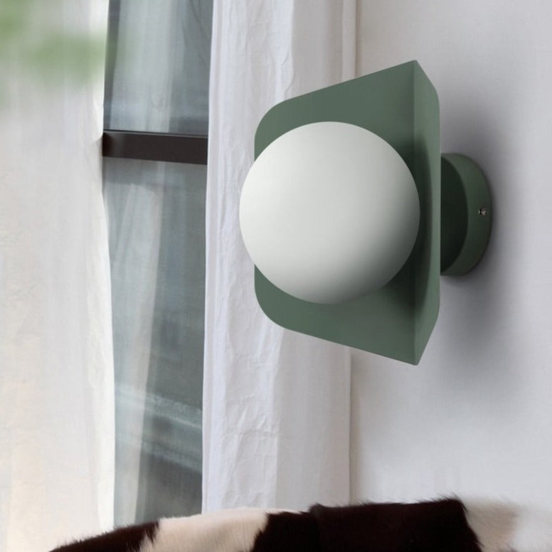 Lámpara de pared Lurevia con placa geométrica y bola de vidrio esmerilado – diseño pastel moderno