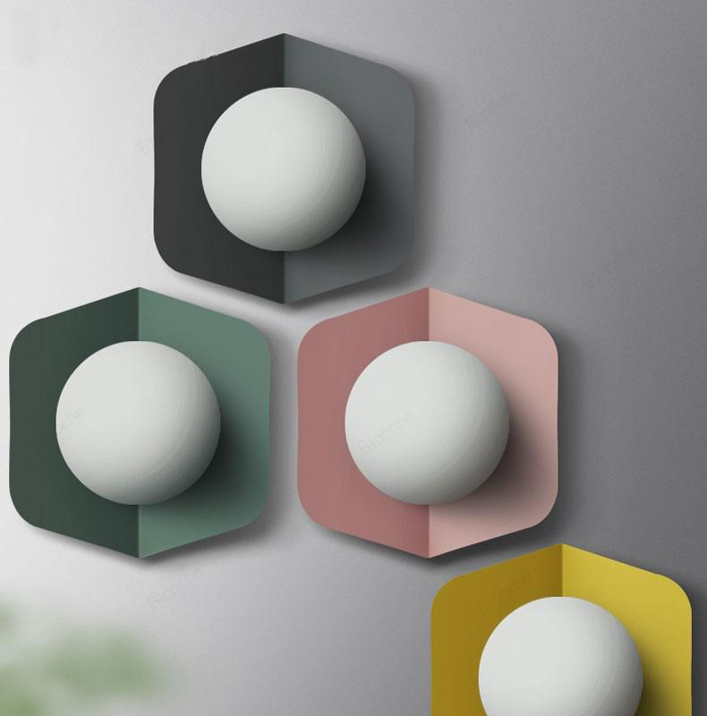 Lámpara de pared Lurevia con placa geométrica y bola de vidrio esmerilado – diseño pastel moderno
