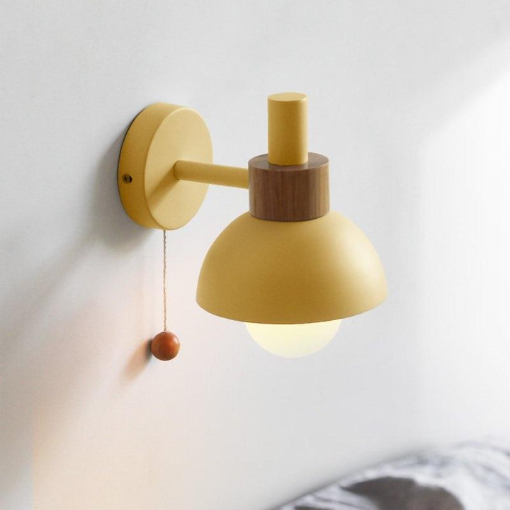 Lámpara de pared Globo – Acabado de aluminio y madera con interruptor de tracción