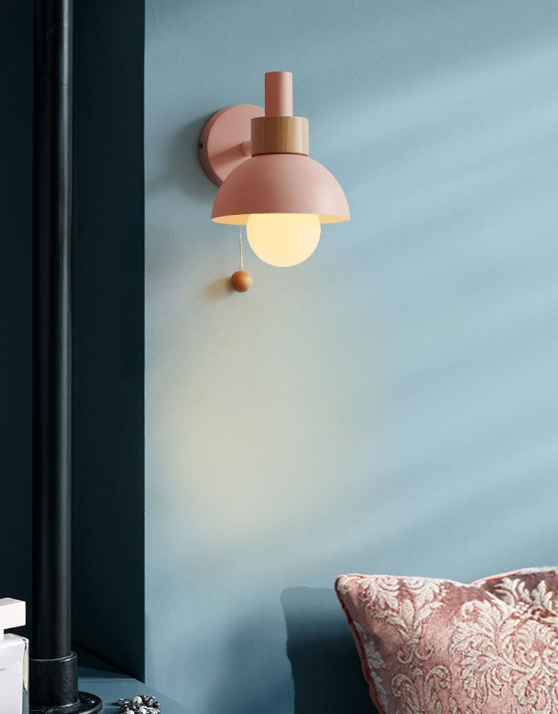 Lámpara de pared Globo – Acabado de aluminio y madera con interruptor de tracción